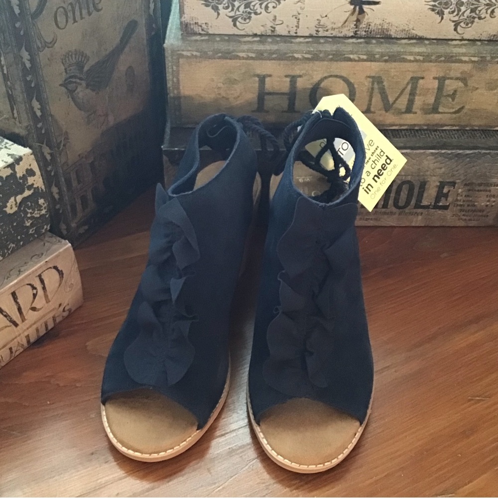 💕Host Pick💕NWT Toms Elba Suede Sandals